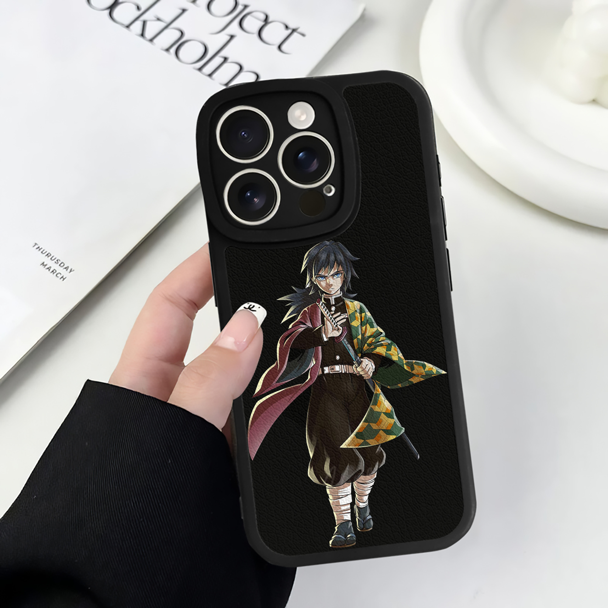 （画像用） 鬼滅の刃（きめつのやいば）水柱-冨岡 義勇／とみおか ぎゆう Tomioka Giyuu 【iPhone 16シリーズ対応】シリコンスマホケース（レザー調） 材質：シリコン
